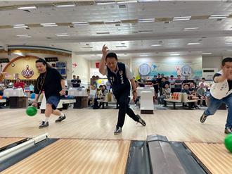 警察節不只放假！ 中壢警辦保齡球聯誼賽放鬆身心