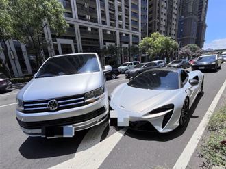 1300万油电麦拉伦撞鬼切休旅车　车祸画面曝光