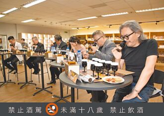 金威奖摆擂台 邀盲饮威士忌