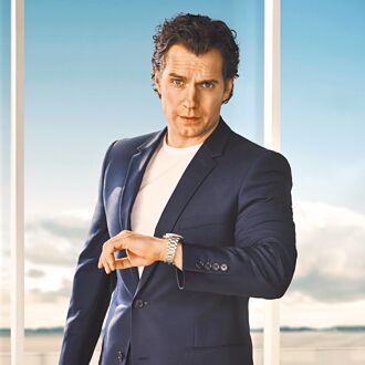 亨利卡維爾戴雙時區表飛行