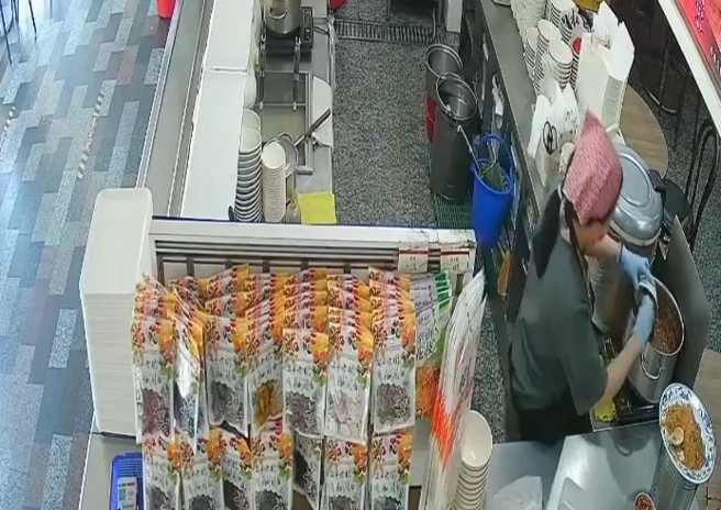 周氏虾卷女店员将桌客人未吃完的完整油豆腐倒回滷锅，小老板也公布监视器画面，并向顾客道歉。（图／翻摄自Dcard）