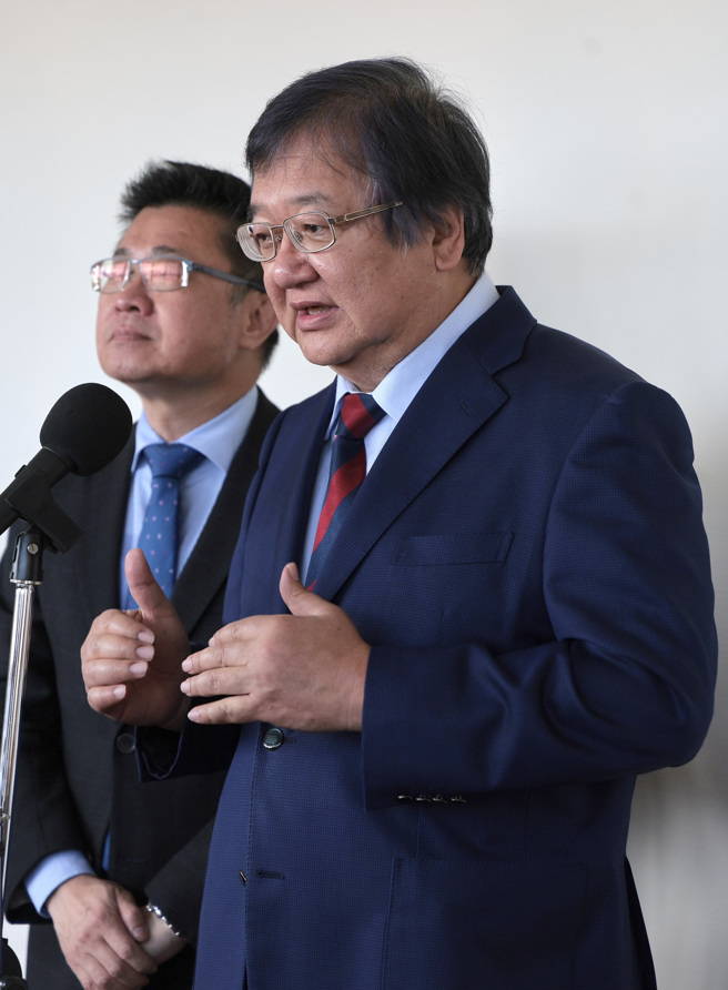 卫福部长邱泰源（前）11日于立法院社会福利及卫生环境委员会续审「儿童服务托育法草案」前，接受媒体联访指出，对于新冠疫情趋势，疫情趋缓是因为全民都配合戴口罩，提升「见罩率」，目前还是持续监测、谨慎小心，希望疫情能赶快平静下来。（郭吉铨摄）