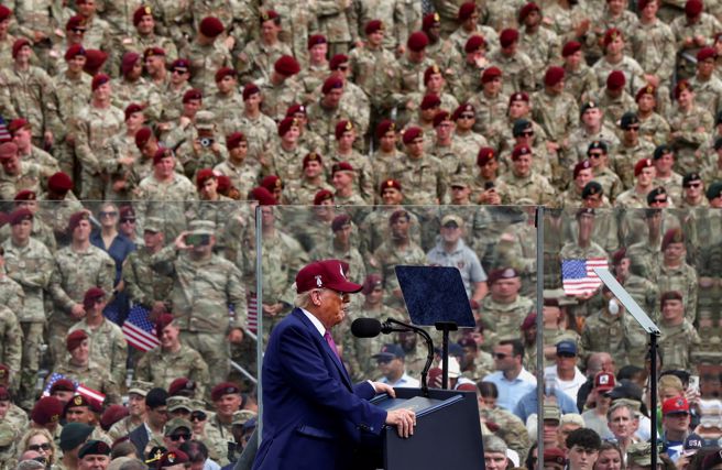 川普總統10日在北卡羅來納州陸軍基地布拉格堡發表演說。（路透）