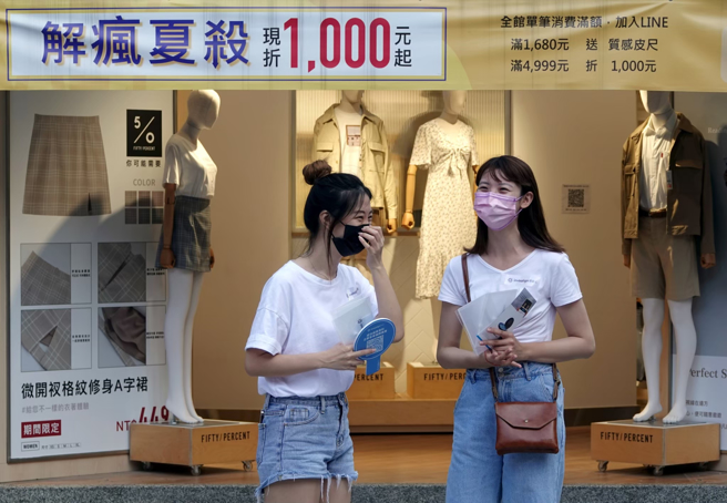 新冠染疫人数大降75％，邱泰源：「见罩率」提高是关键。（示意图／本报资料照）