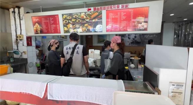 台南知名的连锁美食店家「周氏虾卷」被网友爆料，指目睹有员工将客人吃剩的滷味倒回滷锅，市府卫生局会同消保官前往稽查。（图／读者提供）