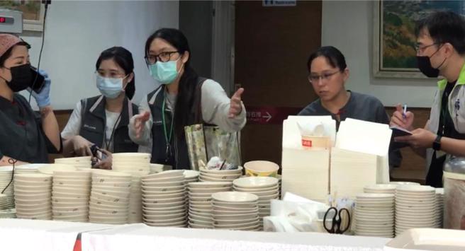 台南知名的连锁美食店家「周氏虾卷」被网友爆料，指目睹有员工将客人吃剩的滷味倒回滷锅，市府卫生局会同消保官前往稽查。（图／读者提供）