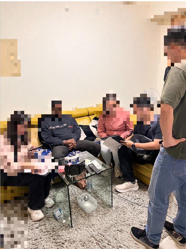 員警持拘票與搜索票兵分多路搜索。（蘆洲警分局提供）