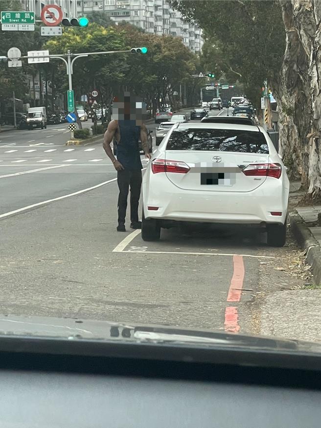 員警監控30 歲奈籍男子 NNAEMEKA 。（蘆洲警分局提供）