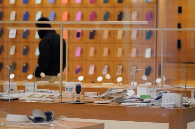 洛杉磯蘋果專賣店遭暴民打劫後，店內商品散亂在展示檯上。（路透）