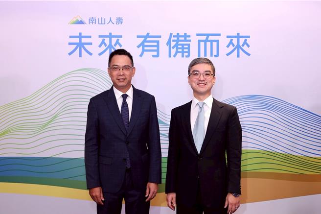 南山人壽今天舉行股東會，董事長尹崇堯(右)及總經理范文偉於股東會後，接受媒體採訪。（南山提供）