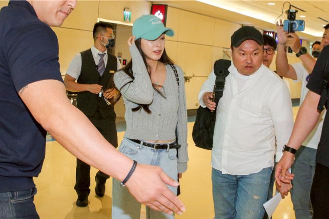 金泰希面对大批媒体态度亲切。（陈麒全摄）