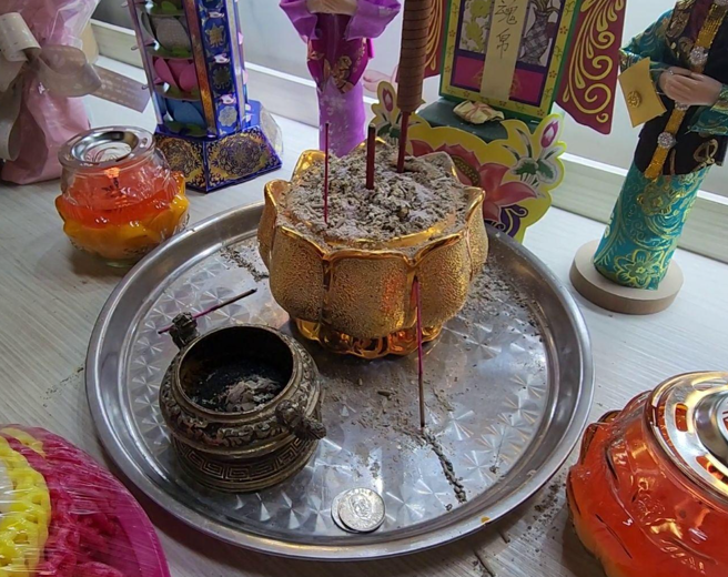 酒店女遭熟客殺害，靈堂「3柱香斷2根」。（翻攝中天新聞）