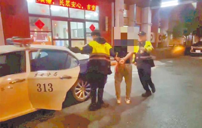 呂姓男子（中）8日在花蓮吉安鄉化仁海堤，疑向33歲林姓女子求愛不成引發殺機，將人打暈後拖入海裡溺斃，警方9日凌晨在花蓮市某汽車旅館逮人。（警方提供／羅亦晽花蓮傳真）