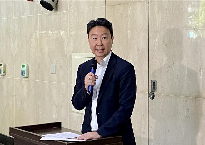 交通部長陳世凱11日下午出面說明雙鐵人事異動案。（蔡明亘攝）