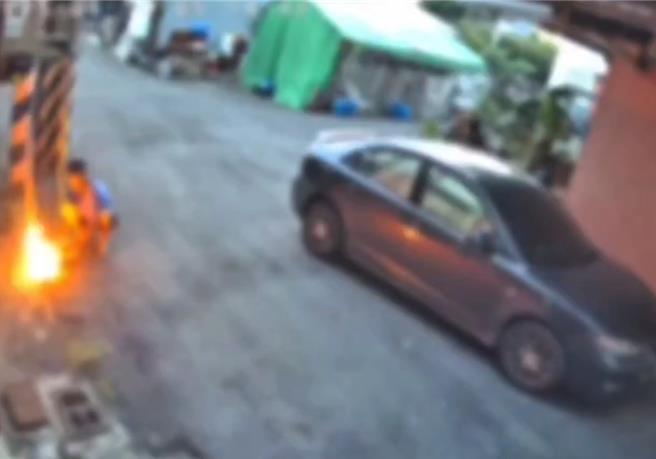 叶姓男子先在住家楼下附近点火，再将已着火的汽油罐往邻居家二楼丢。(吕妍庭翻摄)