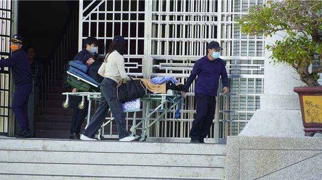 林明佐今年３月从台中看守所交保时，已行动不便，躺在担架床上离开。（本报资料照片）