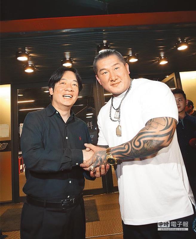 新北市議會民進黨團今（11）日在總質詢聚焦網紅「館長」陳之漢要新北市長侯友宜表態。國民黨團發新聞指，如果依照同樣的標準，那和館長熟識且曾經互動熱絡的賴清德、蔡英文等人，是否更應該率先對於館長的個人旅遊心得進行評斷？（報系資料照）