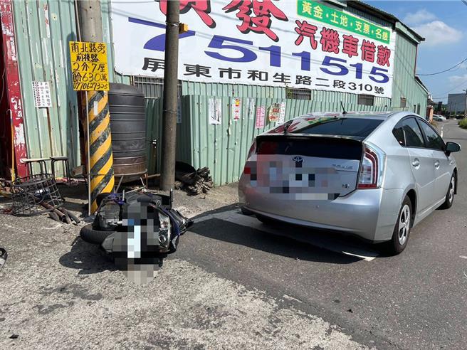 屏東縣萬丹鄉11日驚傳死亡車禍，22歲曹男騎機車行經大昌路、大圳路的無號誌路口時，與49歲駕駛小客車的黃女發生嚴重碰撞，曹送醫後不治。（警方提供／謝佳潾屏東傳真）