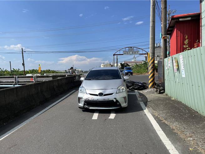 屏東縣萬丹鄉11日驚傳死亡車禍，22歲曹男騎機車行經大昌路、大圳路的無號誌路口時，與49歲駕駛小客車的黃女發生嚴重碰撞，曹送醫後不治。（警方提供／謝佳潾屏東傳真）