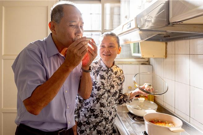 艾偉、王淑娟在《生命的麥田》飾演夫妻。（大愛台提供）