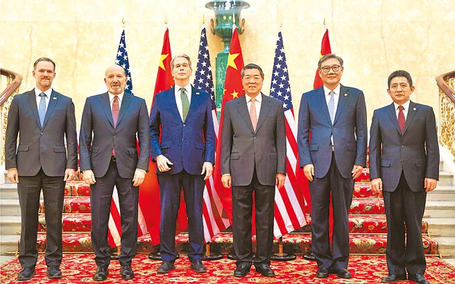 美方派出貿易代表葛里爾（左起）、商務部長盧特尼克、財政部長貝森特；中方派出國務院副總理何立峰、商務部長王文濤、國際貿易談判代表（商務部副部長）李成鋼。（圖／美聯社）