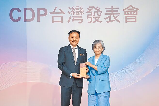 第一金控全面荣获CDP最高荣誉领导等级，由第一金控副总经理李淑玲（右）代表授奖。图／第一金控提供