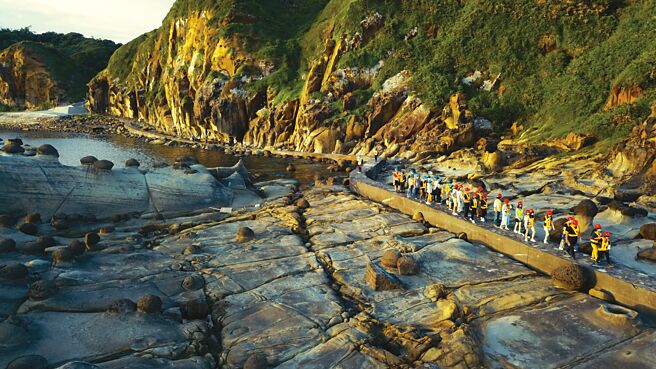 游客走进阿拉宝湾秘境，沿着岩层步道穿梭于奇岩怪石之间，亲身感受和平岛地质公园千万年风化与海蚀所刻画出的壮丽景观。图／和平岛地质公园提供