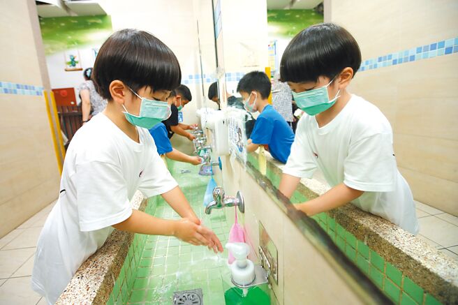 今年肠病毒疫情反常，迟迟未进入流行期，还出现歷年罕见、新生儿最大杀手「伊科病毒11型」跃居社区流行首位的致命现象。（本报资料照片）