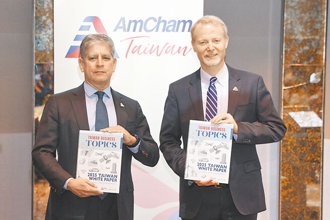 美国商会10日发布《2025台湾白皮书》，美国商会理事长银丹（右）、执行长魏凯（左）一同出席。（杜宜谙摄）