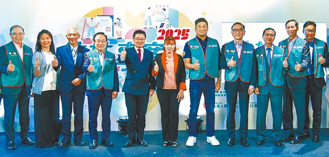 中信慈善基金会「信扶专案」10日成果分享，卫福部政次吕建德（左五）、中信慈善基金会董事长辜仲谅（右五）与扶助家长陈贝柯（左六）出席。（中信慈善基金会提供／黄琮渊台北传真）