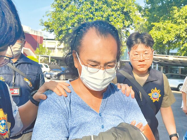 女演员刘香君丈夫、电视制片人李能谦（中）涉嫌冒名辉达执行长黄仁勋在脸书诈骗，新北市刑警大队10日南下高雄大寮区拘提到案。（王扬杰摄）