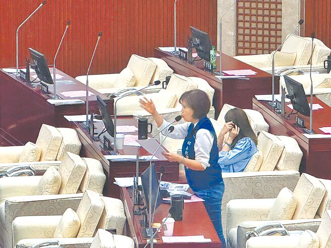 台北市議員游淑慧10日揭露，北市約有8000支電桿在人行道上，建議市府應依「行人安全交通設施條例」要求台電限期改善。（徐佑昇攝）