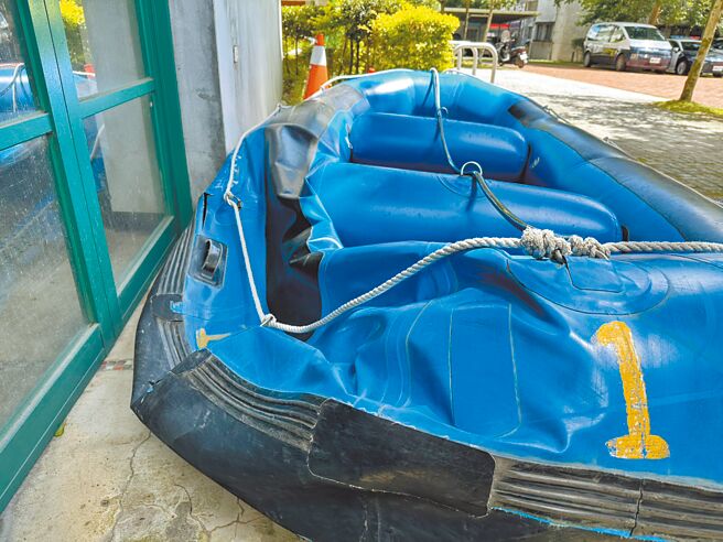 宜兰县三星乡安农溪发生泛舟意外，经检警勘验翻覆橡皮艇确实有1道长达2、30公分裂痕，与游客指称「船身破洞」说法相符。（民眾提供／吴佩蓉宜兰传真）