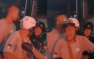 又不戴啦！雙載騎士沒戴安全帽 警察巧遇微笑「Say Hi」