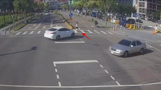 汽車切西瓜撞倒遛狗女！57歲女駕駛被問肇事原因大吼5字 全網都怒了