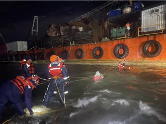 「蝴蝶颱風」釀巨浪！高雄籍拖船擱淺貓鼻頭  海巡攀岩下水救4船員