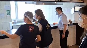 桃园科技厂团膳出包 排骨麵衣「爬出蛆」 员工怒：不是第一次