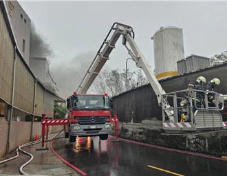 林口家具工廠大火燒3小時   泰籍男躲4樓奇蹟獲救送醫