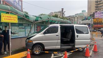 駕訓班教練誤踩油門！監理站內暴衝 2人輕傷送醫