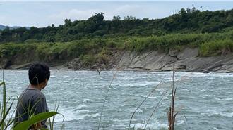 八掌溪事件險重演！溪水暴漲75歲釣客孤立大甲溪沙洲   直升機成功救援