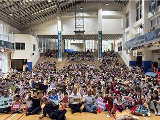 藝起反詐騙！公益演唱會前進新竹校園 800學童嗨翻天