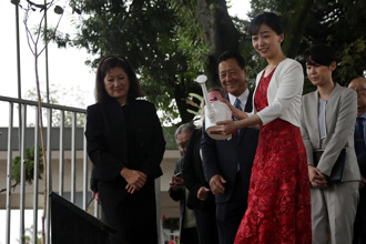 「东洋黛安娜」佳子公主巴西行 红刺绣洋装网友讚爆