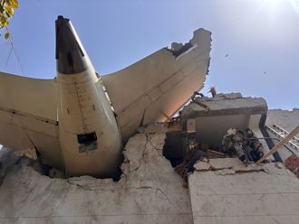 印航空難》787「機尾卡屋頂」撞民宅起火 機輪穿牆慘況曝