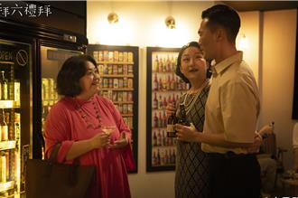 鍾欣凌不倫慘遭正宮甩巴掌！女兒不解問「媽和別人親親？」