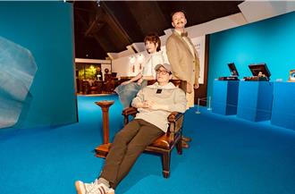 張信哲宣布雙喜臨門 曬珍貴古董收藏「百年前台灣老傢俱」