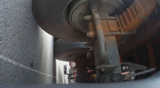 恐怖！聯結車撞倒「一路拖行」 阿姨猛按喇叭喊：你要注意後面