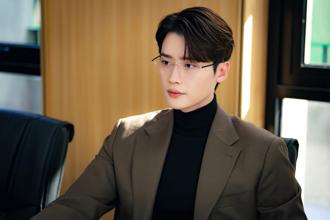 李鐘碩再演律師「同事是IU弟弟」暌違3年回歸上班生無可戀