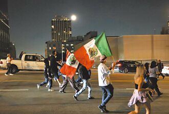 群眾揮舞墨西哥國旗 惹惱川粉