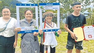 高雄 寶山國小1人畢典 全村祝福