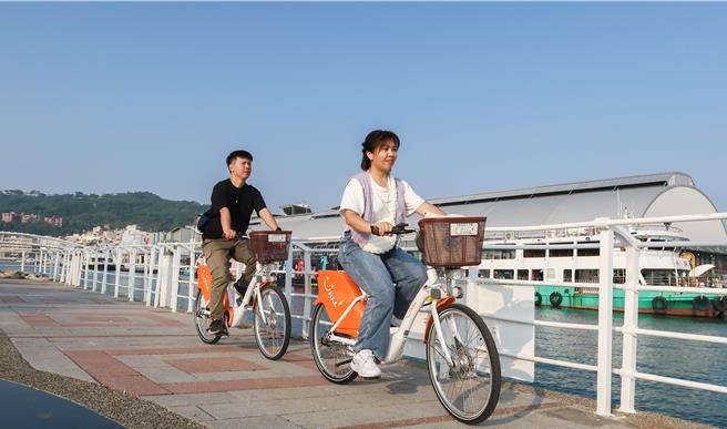 为保障骑乘者安全提供骑乘者伤害险，只要透过App或YouBike官网登入勾选同意加入公共自行车伤害险即可免费投保。（交通局提供／纪爰高雄传真）